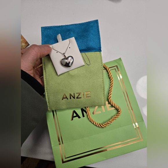 BNIB Dew drop heart locket - Picture 3 of 4